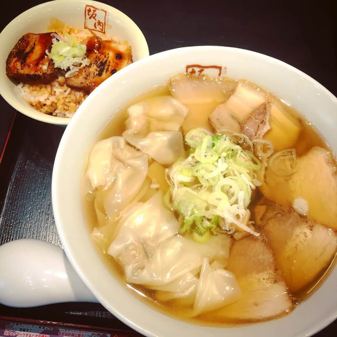 大岡源一郎のインスタグラム：「ワンタンとチャーシューのハーフ。」
