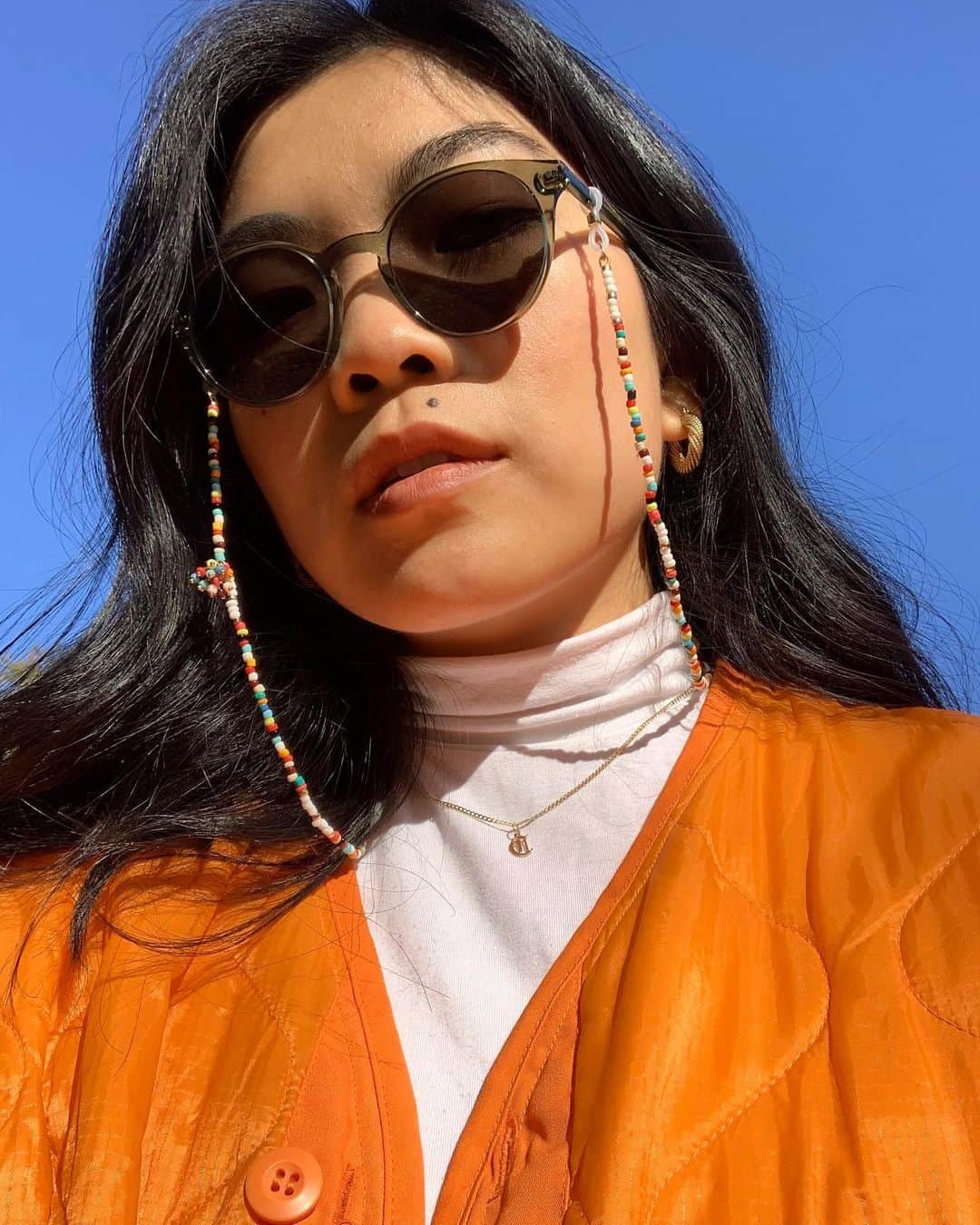 のインスタグラム：「Early access just for our Instagram friends: We made eyewear chains with @RoxanneAssoulin! ✨ Together with the jewelry designer, we dreamt up three punchy, exuberant, happy—just plain fun—beaded eyewear chains 😍 (Perfect for keeping your favorite pair of frames within arm’s reach 👓🕶) Shop the trio before anyone else on this post!」