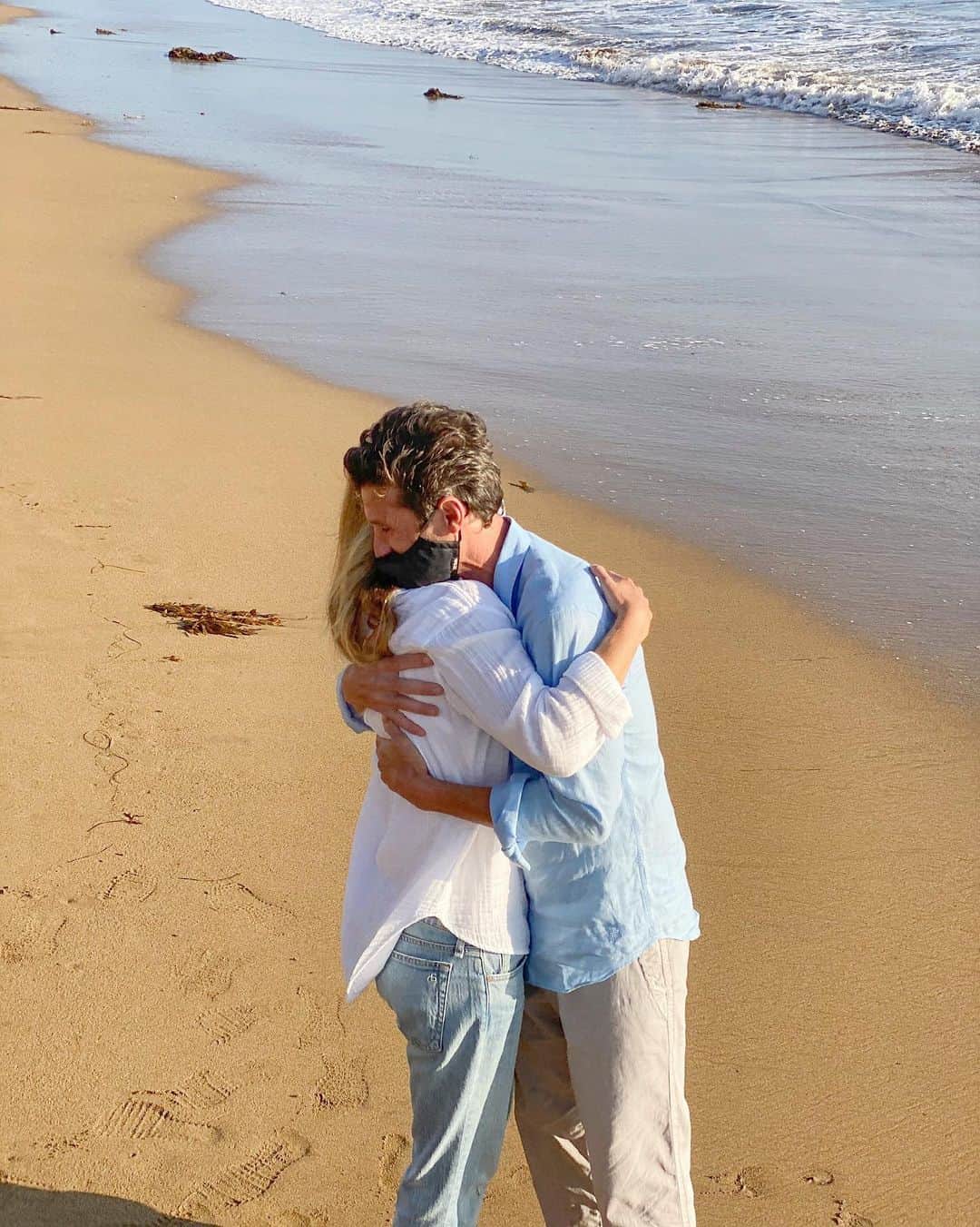 E! Onlineさんのインスタグラム写真 - (E! OnlineInstagram)「These photos of Ellen Pompeo and Patrick Dempsey reuniting on #GreysAnatomy were like coming up for fresh air. Like we were drowning, but they saved E!. (📷: Krista Vernoff)」11月13日 23時31分 - enews