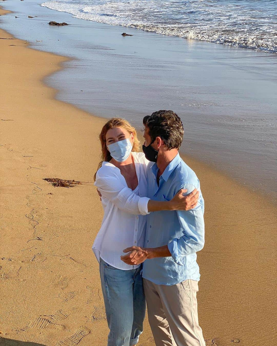 E! Onlineさんのインスタグラム写真 - (E! OnlineInstagram)「These photos of Ellen Pompeo and Patrick Dempsey reuniting on #GreysAnatomy were like coming up for fresh air. Like we were drowning, but they saved E!. (📷: Krista Vernoff)」11月13日 23時31分 - enews