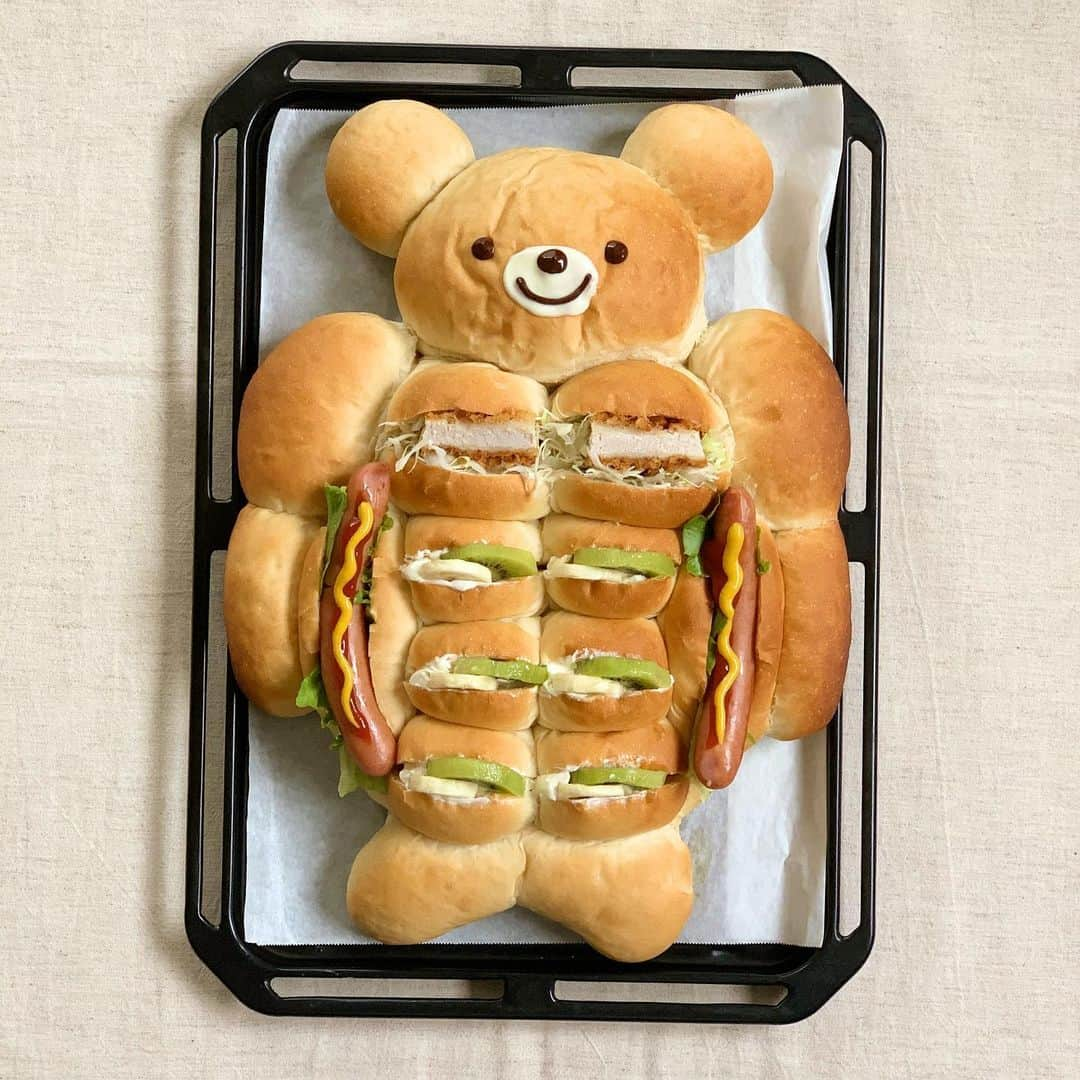 Ranさんのインスタグラム写真 - (RanInstagram)「. . Muscle bear sandwich!💪🔥🐻 . . 大きな筋肉ムキムキくまさんの サンドイッチ♩ ホームパーティー仕様です✨ . . . . . #bread #buff #muscle #teddybear #kawaii #homeparty #sandwich #bodymake #bodybuilding #breadart #hotdog #🌭#fruitsandwich #手作りパン #筋肉ムキムキくまさんパン #筋肉パン #筋肉 #ボディビルダー #トレーニング #サンドイッチ #ホームパーティー #パーティー料理 #おうち時間 #ちぎりパン #ホットドッグ #かつサンド #とんかつ #フルーツサンド #パン教室 #konel」11月13日 23時31分 - konel_bread