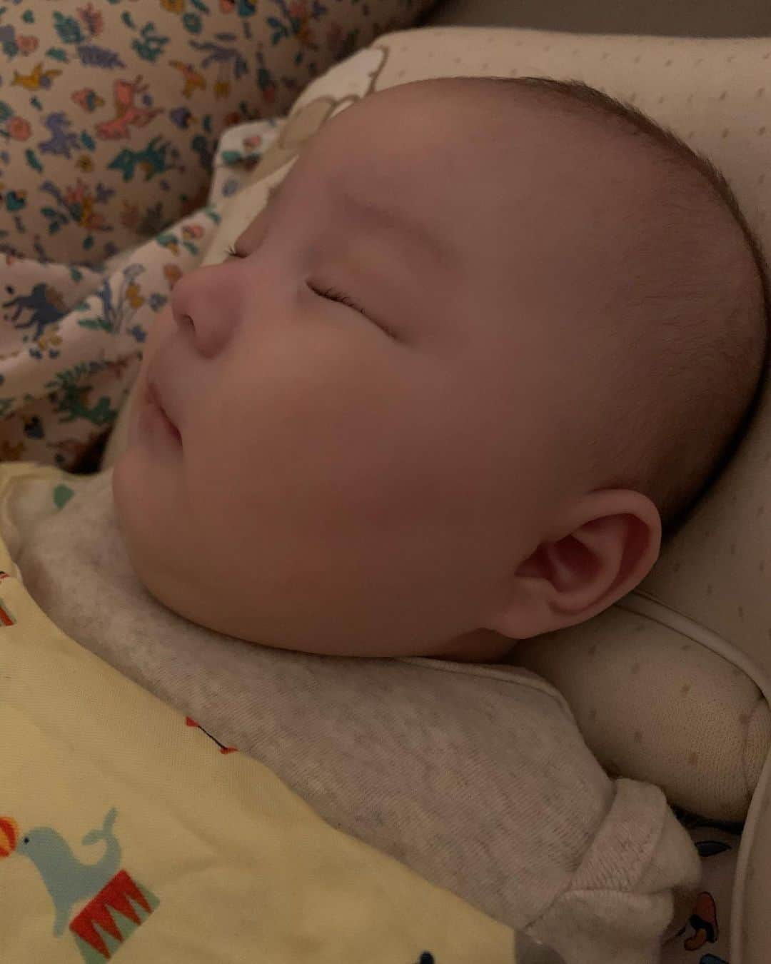 カン・ヘヨンさんのインスタグラム写真 - (カン・ヘヨンInstagram)「잠자는 숲속의 핑크 왕자👶🏻💕 자는 얼굴에 대고 뽀뽀를 몇번이나 하는지 깰까봐 조심 조심  빼꼼아 미안해 엄마 너 낳기전에 #핑순이 었어」11月13日 23時30分 - mangdoo_noona