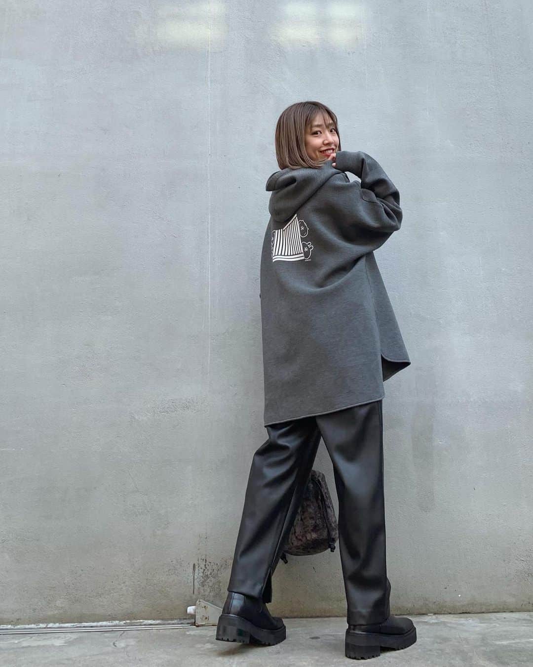 本橋優華のインスタグラム：「念願のパントビスコさんコラボのパーカー。 もちもち素材と前後差丈がポイントで可愛いくお洒落。 ユニセックスなのでお揃いで着れちゃう。 2デザイン×3色あるしみんなで着ましょう◡̈⃝  @colony2139_jp ←ここ #ヘチタケシリーズ#ぺろち#パントビスコ さん #パーカー#ユニセックス#ダンボールパーカー  #先行予約販売#L着用 #colony2139#collaboration#pantovisco#originaldesign#hoodie#gray#hoodiestyle#parker#unisex#preorder#tokyo#harajuku」