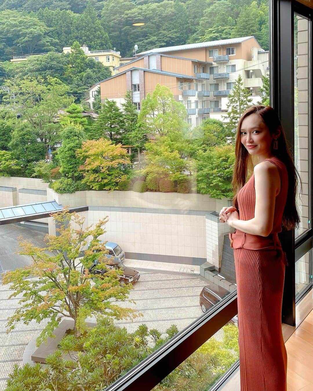 伊藤千凪海のインスタグラム：「ここ最近は﻿ 軽井沢と箱根に2.3回ずつ行ってきた♨️﻿ ﻿ ﻿ 少し前は温泉よりもアウトドアの方が好きだったけど、ここ何年か温泉に入ってゆっくりするのがいい〜って思うようになりましたよおお😋﻿ ﻿ ﻿ 写真はあんまり撮ってないからいつかの箱根📷﻿ 髪切ったら切ったで長いのが恋しいな。笑﻿ ﻿ ﻿ ﻿ #箱根 #温泉 #旅行 #♨️﻿」