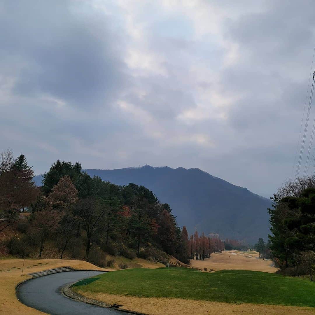 ハン・ウンジョンさんのインスタグラム写真 - (ハン・ウンジョンInstagram)「가을단풍~~~ 이제 단풍도 얼마 안남았어요 가을골프는 또다른감성을 주는 멋진 라운딩이죠~~♡」11月13日 23時34分 - dagam_han
