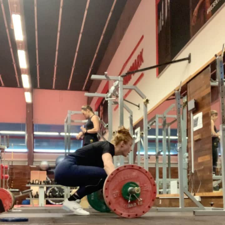 マチルドU・クラマーのインスタグラム：「Work in progress in the weight-room 💪🏻 One more session - then weekend 🧡   #happyfriday #fridaymood #strong #gettingstronger #weekend #snacth #squat #athletics #athlete」