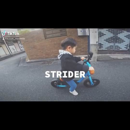 鈴木雅仁のインスタグラム：「息子ストライダーデビュー 運動神経に繋がることはガンガンやらせます。  #108くん #２歳児 #息子 #ストライダー #gopro #gopromax #vlog #goproのある生活」