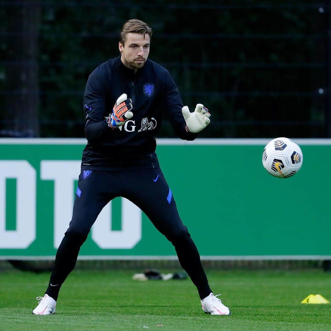 ティム・クルルさんのインスタグラム写真 - (ティム・クルルInstagram)「Perfect weather conditions for the goalkeepers 🌧 #focus #training #nationsleague 🇳🇱」11月13日 23時37分 - timkrulofficial