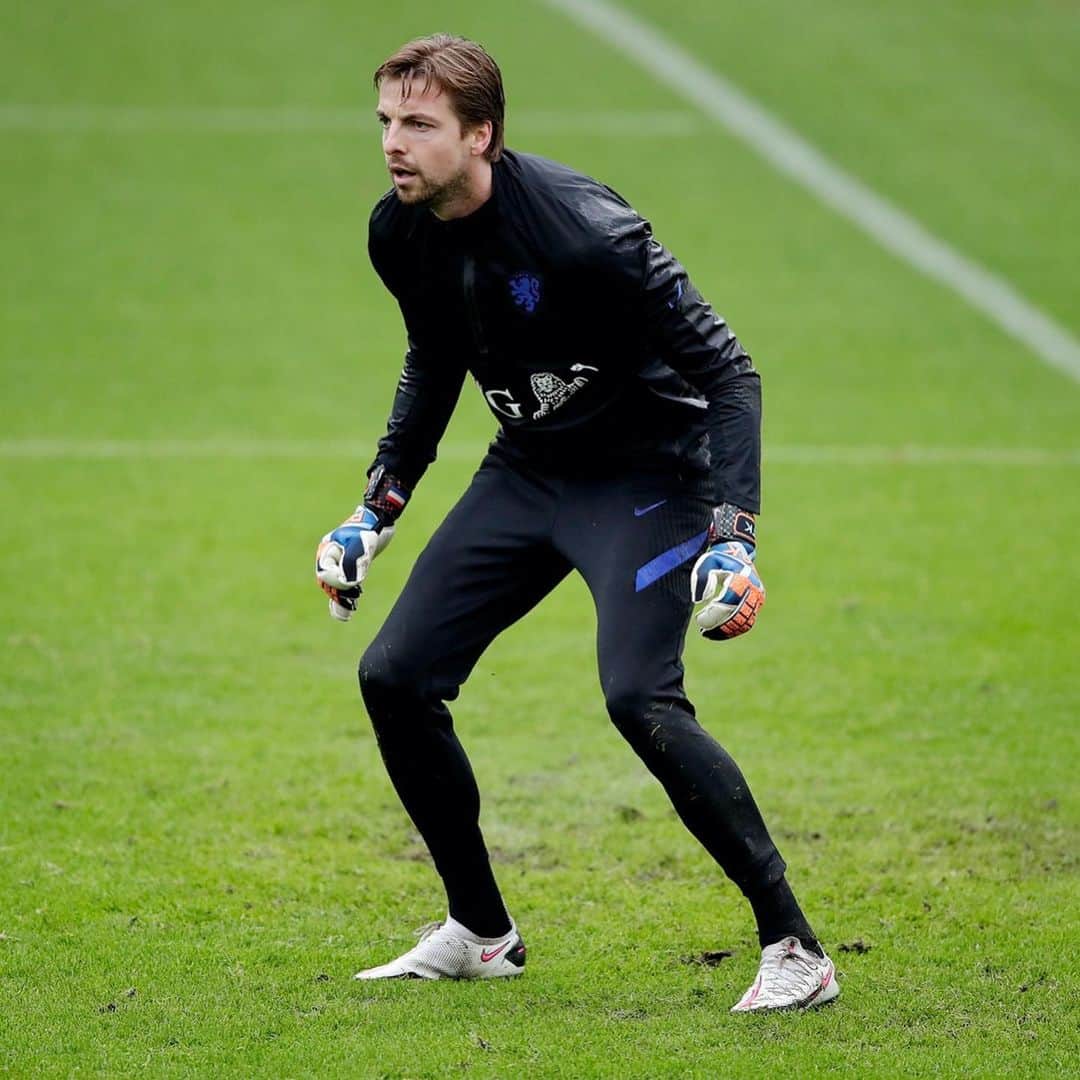 ティム・クルルのインスタグラム：「Perfect weather conditions for the goalkeepers 🌧 #focus #training #nationsleague 🇳🇱」