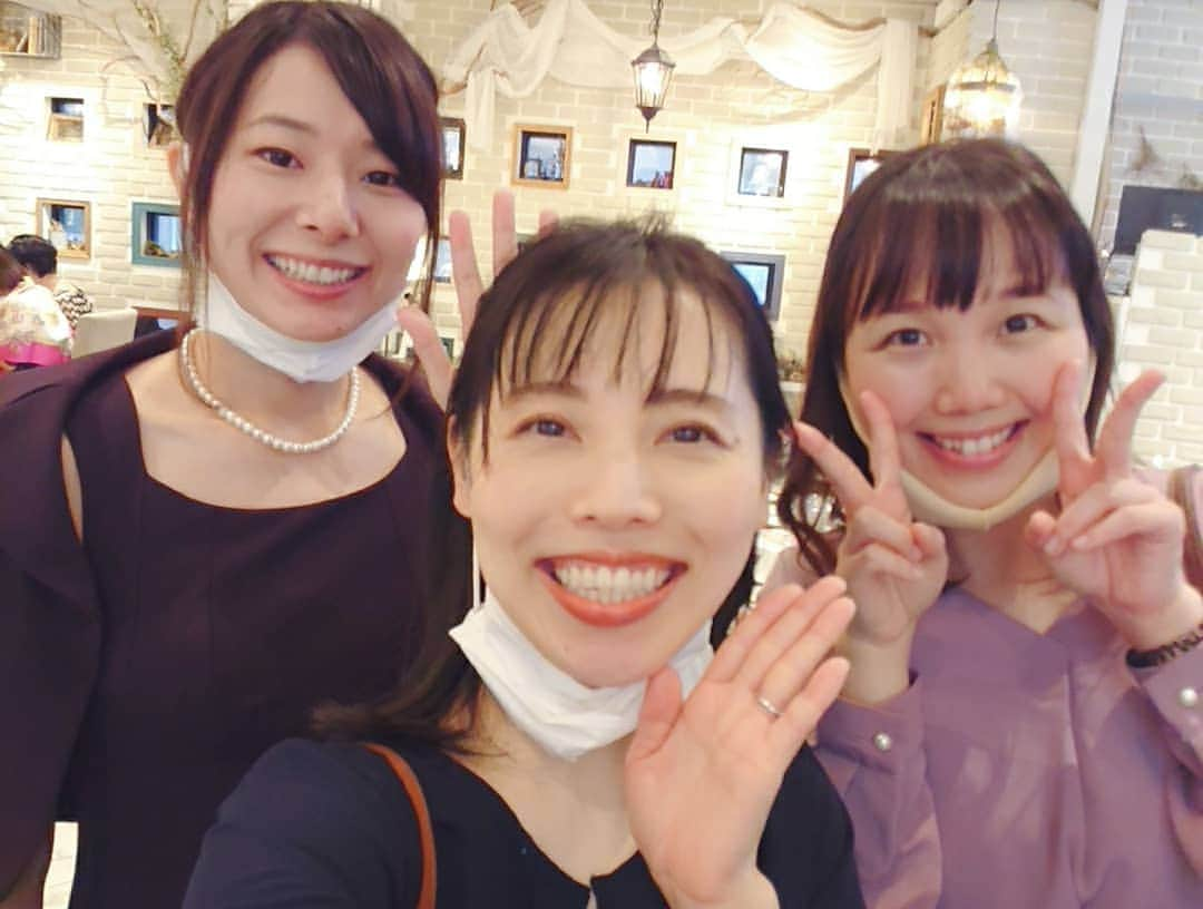 和泉杏さんのインスタグラム写真 - (和泉杏Instagram)「先日、センターうるしさんの結婚パーティーに行ってきました♪♪♪ . 芸人仲間に愛されてるうるしさん♪ .  私も大好きな先輩♪ . …でも同い年♪ . 素敵な奥さんもらって、こりゃー明るい家庭になりそうじゃわいな(*^^*) . 私もひさっっびさにみんなに会えてすーごい嬉しかったなー(*´∀｀) . 感染対策をしながらの結婚式もいいもんですな〜♪♪♪ . . . #センターうるし #芸人 #結婚式の司会 #今はそれをやってる #ケイダッシュステージ #なりたいな #ビックスモールンさん #最高 #ハルカラ」11月13日 23時38分 - izumikyou