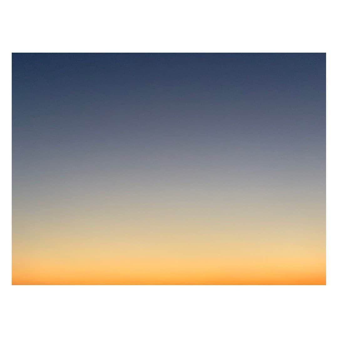 陽月華さんのインスタグラム写真 - (陽月華Instagram)「☆  今日の空。  昼から夜の途中。  綺麗なグラデーション。  #空#夕方#昼と夜の間 #グラデーション #自然#色#加工なし#無加工」11月13日 23時41分 - hizukihana_official