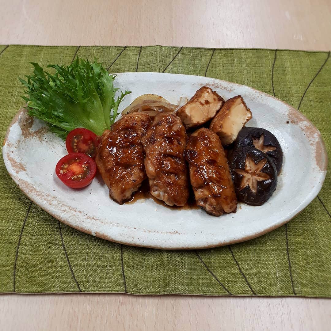 毎日放送「ちちんぷいぷい」のインスタグラム：「✱ 金曜キッチン プロにわがまま  ムチャムーチョ🌵🍴   11月13日☀️ 本日のムチャブリは、 “ウスターソースが主役のおかず！” ・ 卜部先生が “鶏手羽のウスターソース煮込み” でムチャブリを解決💡 ✱ ー材料(２人分)ー 鶏手羽・・・６本 玉ねぎ・・・１／２個 しいたけ・・・４枚 厚揚げ・・・１／２枚 塩・・・適量  コショウ・・・適量 小麦粉・・・適量 サラダ油・・・適量   ☆ 酒・・・大さじ２ カゴメ醸熟ソースウスター・・・大さじ４ みりん・・・大さじ２  おろししょうが・・・小さじ１   【下準備】 Ａ：鶏手羽は切れ目を入れて塩コショウをし、小麦粉をまぶす。   Ｂ：玉ねぎは薄切り、厚揚げは４等分に切り、しいたけは飾り切りにする。   Ｃ：☆を合わせる。   【作り方】 ①フライパンにサラダ油をひき、鶏手羽を両面焼き目がつくまで焼く。   ②玉ねぎ、厚揚げ、しいたけを加えて炒める。   ③Ｃを加え、鶏手羽を上下返しながら煮詰める。 ✱ https://www.mbs.jp/puipui/pm_kitchen/2020/11/13.shtml」