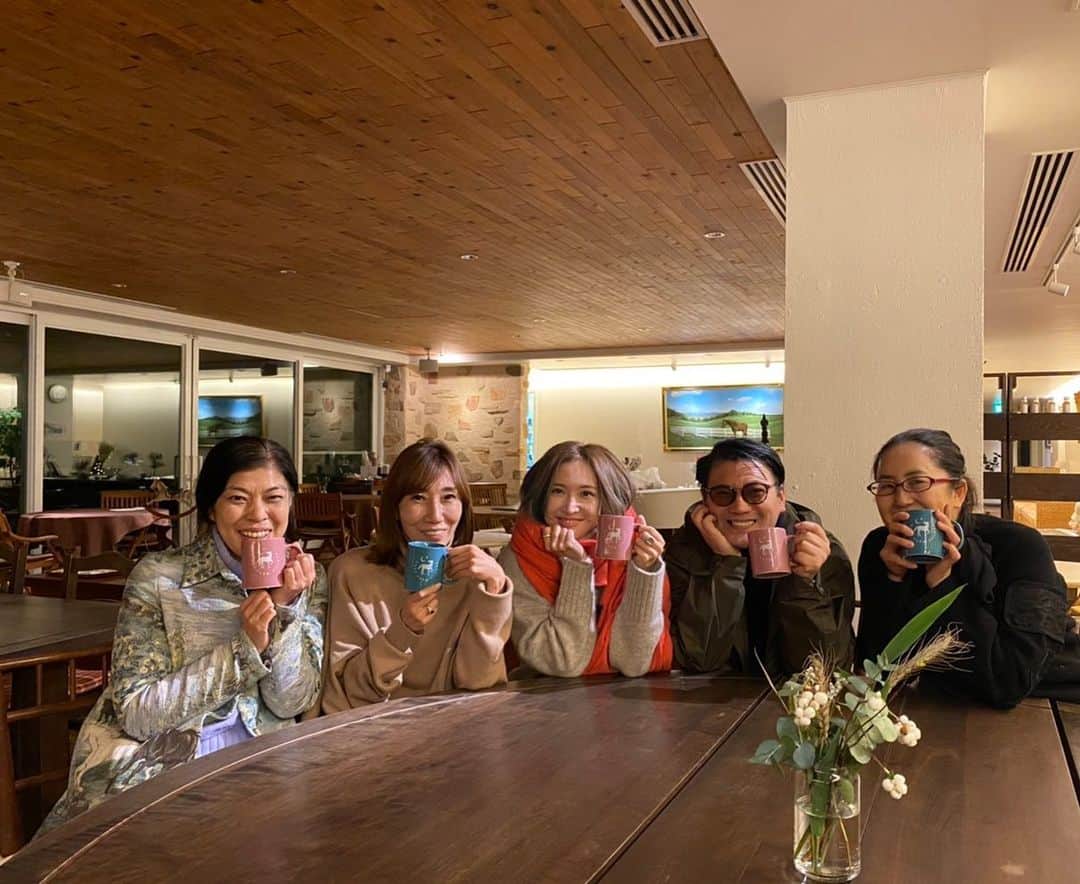 のインスタグラム：「そして、何より気のおけない友人達と（１人姉w）とりとめのない事や、真剣な仕事の話や、ワクワクする夢や妄想や、深刻な社会問題や、くだらない恋話も、次から次へとしゃべりまくって、笑って笑って笑って そんな時間が宝物。  #nasufarmvillage」