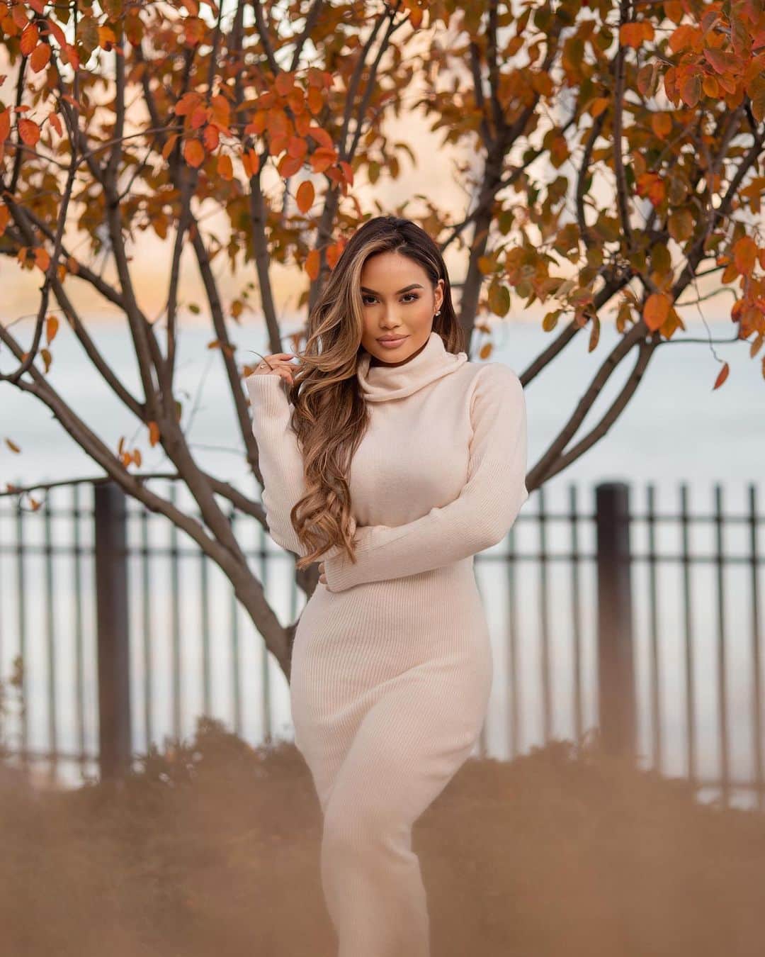 ダフネ・ジョイのインスタグラム：「Cozy Szn 🐻 @fashionnova is taking cute sweater weather clothing to another level 🤎 fashionnovapartner」