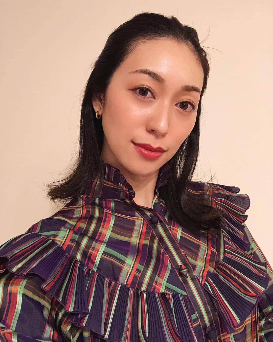 熊澤枝里子のインスタグラム：「母から受け継いだ大好きな服❤️ 最近、肌ケアに力いれてます。 冬だからね。大事🌟」
