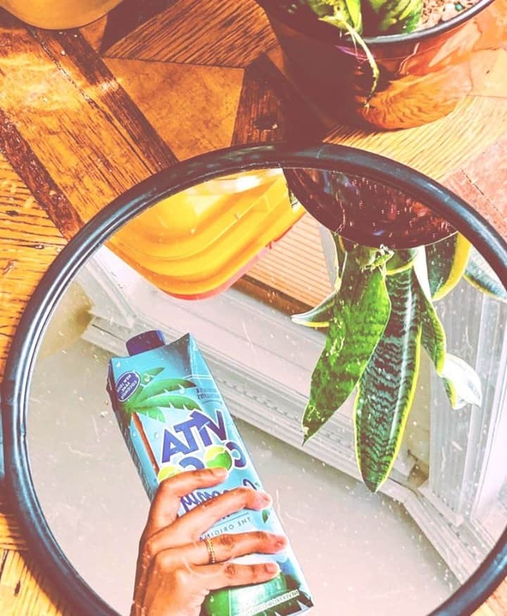 Vita Coco Coconut Waterのインスタグラム：「Caught a glimpse of somebody cute in the mirror. #FeelGoodFriday」