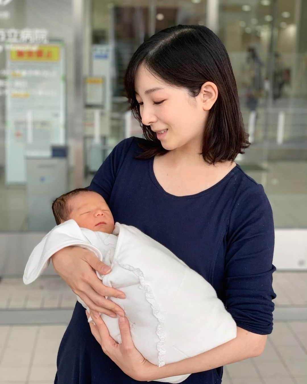 永峰絵里加のインスタグラム：「Bye bye hospital shots🏥👋🏻🤱🏻 ・ 生後4日で早くも退院。 本当にあっという間でした、、！  コロナ対策で立合いも赤ちゃんの面会も禁止されていたので、ようやくこの日に夫は次男と直接ご対面🙋🏻‍♂️・ すごく喜んでいた^ ^  暫くは引き続き義実家にお世話になっています🏡・ 如何に長男に寂しい思いをさせず2人のお世話をするかというのが毎日の課題！！ そしてなかなか難しー💦  ・ ・ ・ ・ #baby #newborn #momandbaby #momandson #退院 #退院しました #記念写真 #ママと赤ちゃん #親子写真 #生後4日目 #生後0ヶ月」