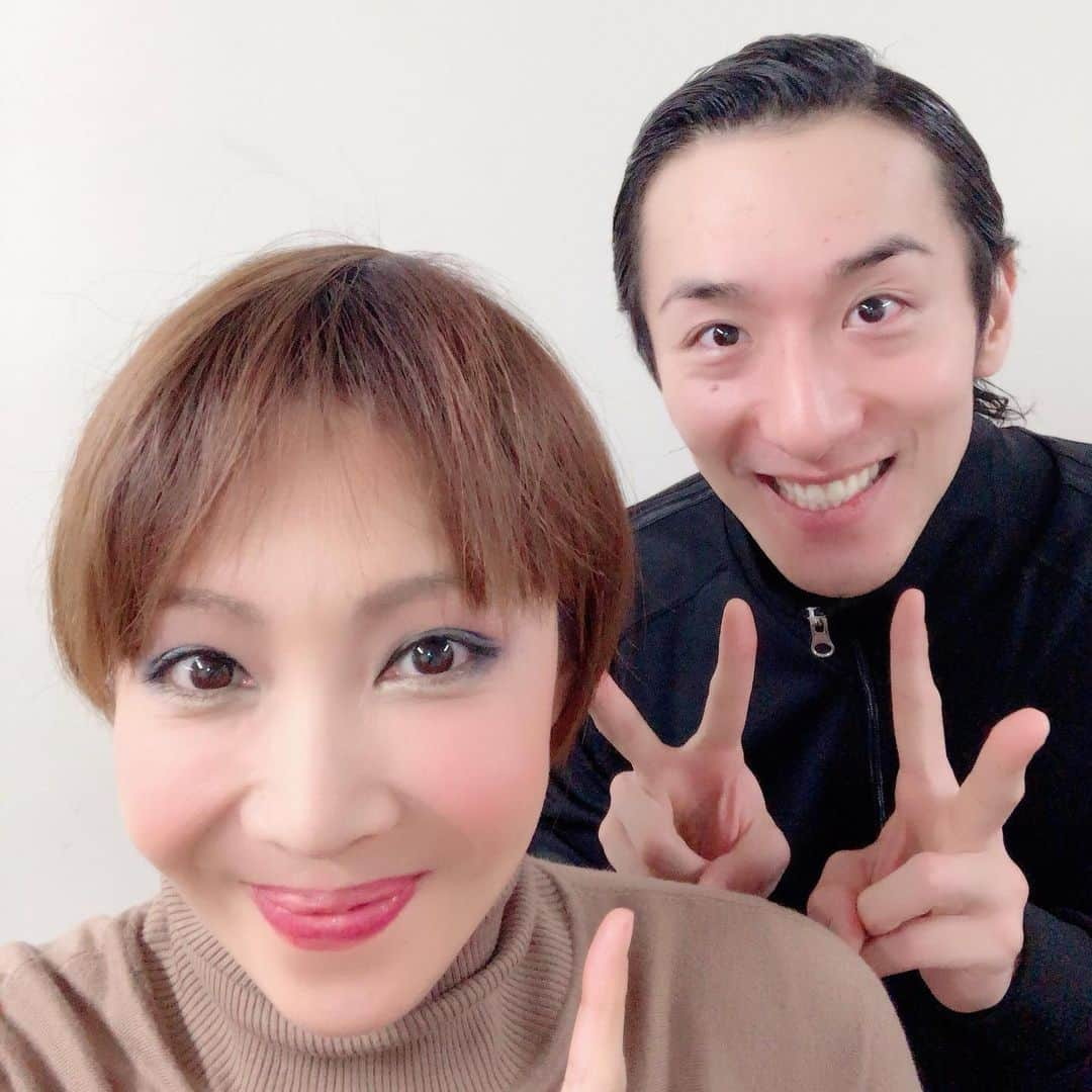 柚希礼音さんのインスタグラム写真 - (柚希礼音Instagram)「. ビリーエリオット 無事に千秋楽を 迎えることが出来ました。 . 千秋楽に 涙が止まらなくなったのは 何年ぶりかかなあ。 この状況の中 本当にみんなで 一丸となって 高め合い、支え合い、 沢山の心に突き刺さるメッセージを、 作品からも出演者からも スタッフさんからも 頂いて過ごした公演でした。 色々な意味で 初心に戻り。。。 上手く見せようとしたり、 大きく見せようと してしまいがちな自分とは 違う自分を追求したくなる 経験ができました。 . またビリーエリオットに 出演して 本当に良かったと 痛感する日々でした。 . そんな日々を見守ってくださった皆様 ありがとうございました😊😊😊😊😊 . 太一は ほんっと ビリー。 悪ガキで可愛くって 先生、ビリーに出会えて 人生変わりました。 . 益岡さんを 毎日袖から見てるだけで いろんな自分の鎧を下ろしたくなる こんなお芝居がしてみたいって 心底思いました。 . ガウチとは 今回は益々 白熱しました。 すっごい切ないトニー素敵だったなあ。 . ぬっきーしゃーん☺️ 私が育てたビリーが こんなに素敵になったのかと。 幸せな気持ちで見てました😌 . かわいい おもろい バレエガールズ達とも お別れしたくなかったけど 本当に最高な子達🙃💗 . 根岸先輩と 写真撮るのわすれたー😭😭😭😭😭 ううう グランマソング 大好きだったなあ。  . まだ 明日が本当の千秋楽 素晴らしい公演に なりますように❣️ . 最後まで 駆け抜けたら 明日の終演の時間に 万歳してます😌😌 . とうこさんと 同じ役を させて頂けたのも たくさんの事を また教えて頂けました。 なんでとうこさんと 写真撮るの忘れたのだろうか。 まったく💦💦 いつか 改めて撮ります🐤🐤 . 本当に たくさんの方に 支えて頂き 見守って頂き ありがとうございました‼️😊😊😊😊😊 . #ビリーエリオット #めったくそ特別よ #利田太一　くん #益岡徹　さん #根岸季衣　さん #中河内雅貴　くん #大貫勇輔　くん #安蘭けい　さん #柚希礼音」11月13日 23時57分 - reonyuzuki_official