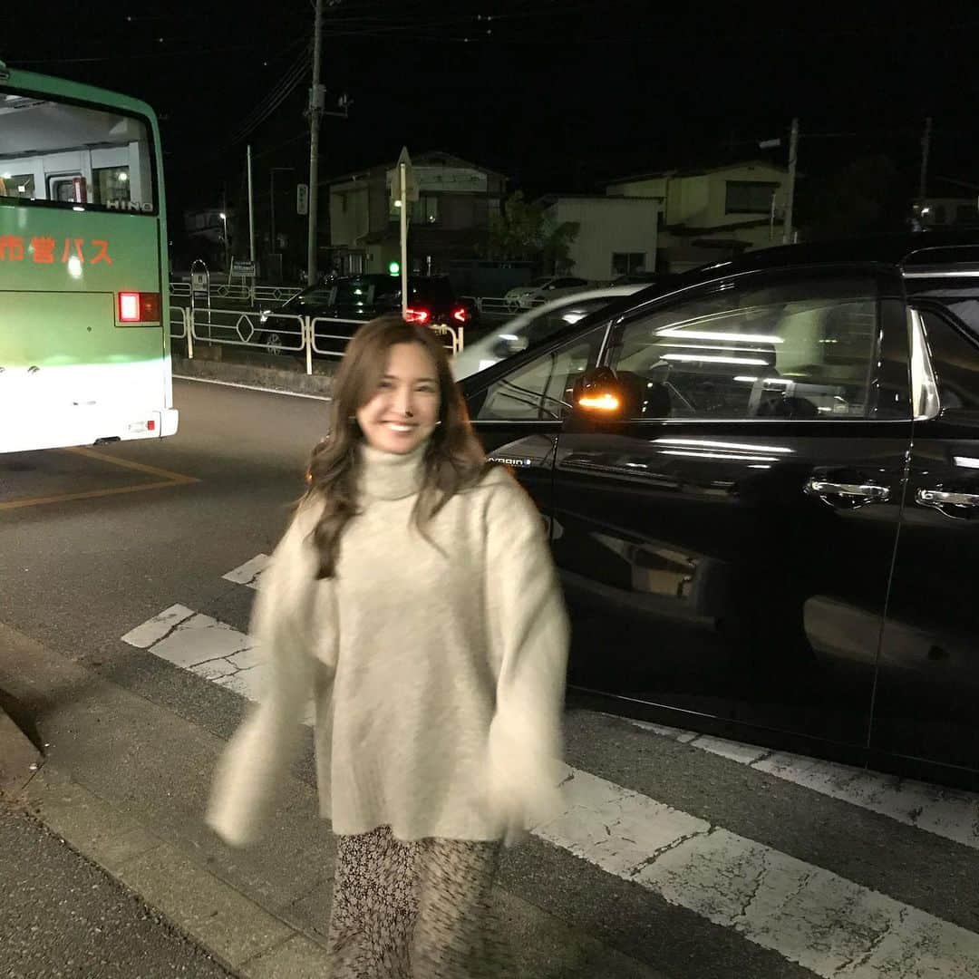 のインスタグラム：「車の運転も男前ですっかり、地元に馴染んで、こんな大変なプロジェクトをかろやかに楽しげに取り組んでる紗栄子ちゃん。ファームの人達との愛のある絆も馬達との関係もきちんと丁寧に築きあげているのがとてもよくわかる。素晴らしいな。 んでもってやっぱり可愛い❤️  送ってくれてありがとう😊 新幹線３分前で焦って撮ったからピンぼけだけど可愛い❤️」