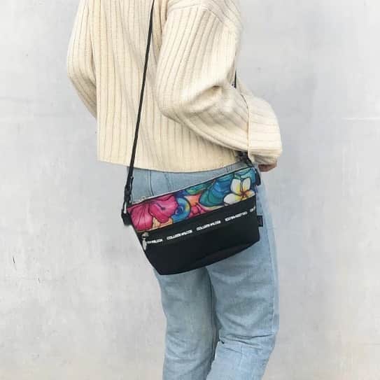 ラレイアのインスタグラム：「🌺 Colleen Wilcoxのアートデザインのネオプレーンショルダーバッグ😊✨ ・ こちら完売の人気デザイン再入荷しました👏💞 ・ 大変人気の商品になりますので ぜひお早めに☺️🌈 ・ ・ ・ ---La Leia Precious Life(ラレイア)--- @laleia_official ・ 楽天市場店 https://www.rakuten.co.jp/laleia-p-life/ ・ ・ ・ #art#hawaii#aloha#surf#beach#laleia#ハワイ#フォトジェニック#インスタ映え#インスタ女子#アロハ#ビーチ#海を感じる雑貨#ラレイア#アート#ビーチガール#サーフスタイル#大人カジュアル#コリーンウィルコックス#ギフト#プレゼント#楽天スーパーセール #楽天 #colleenwilcox #ネオプレーンバッグ #ショルダーバッグ」