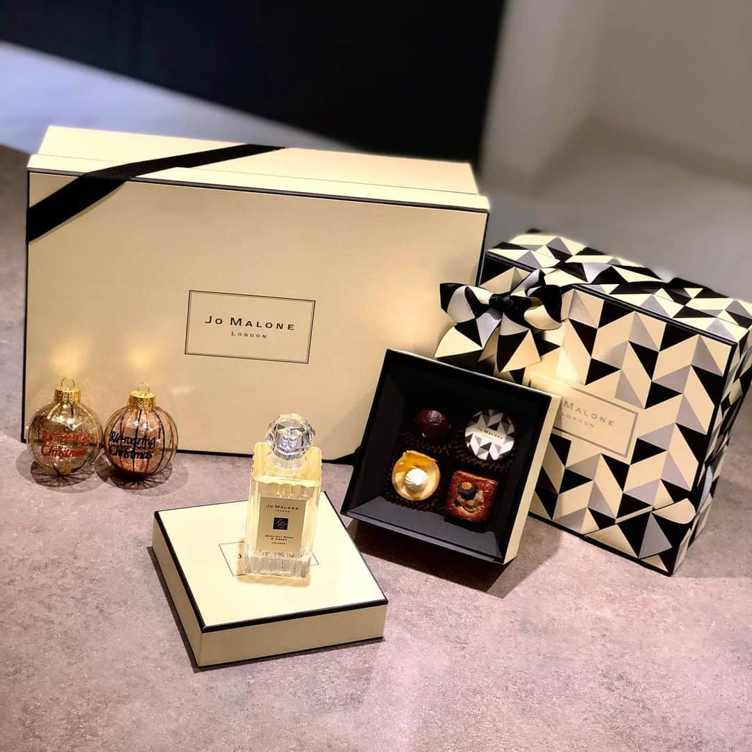 ケビン のインスタグラム：「#광고 조 말론 런던과 향기로운 크리스마스🎁🎄 @jomalonelondon   #SeasonOfScent #조말론런던」