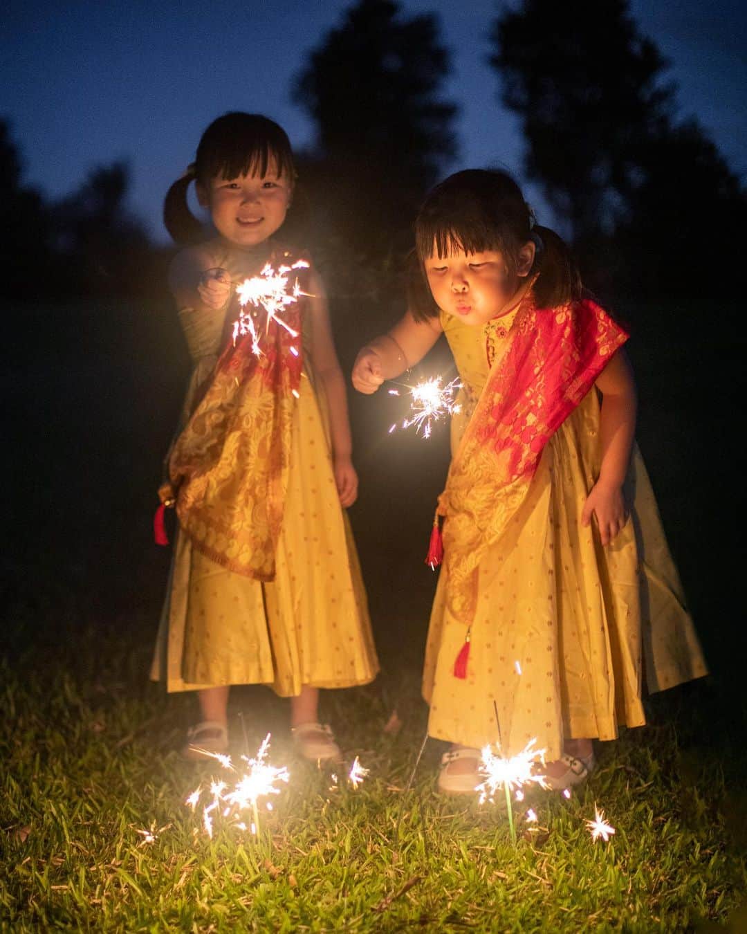 MOMOツインズのインスタグラム：「Happy Diwali ❤️ #laurenleftleiaright」