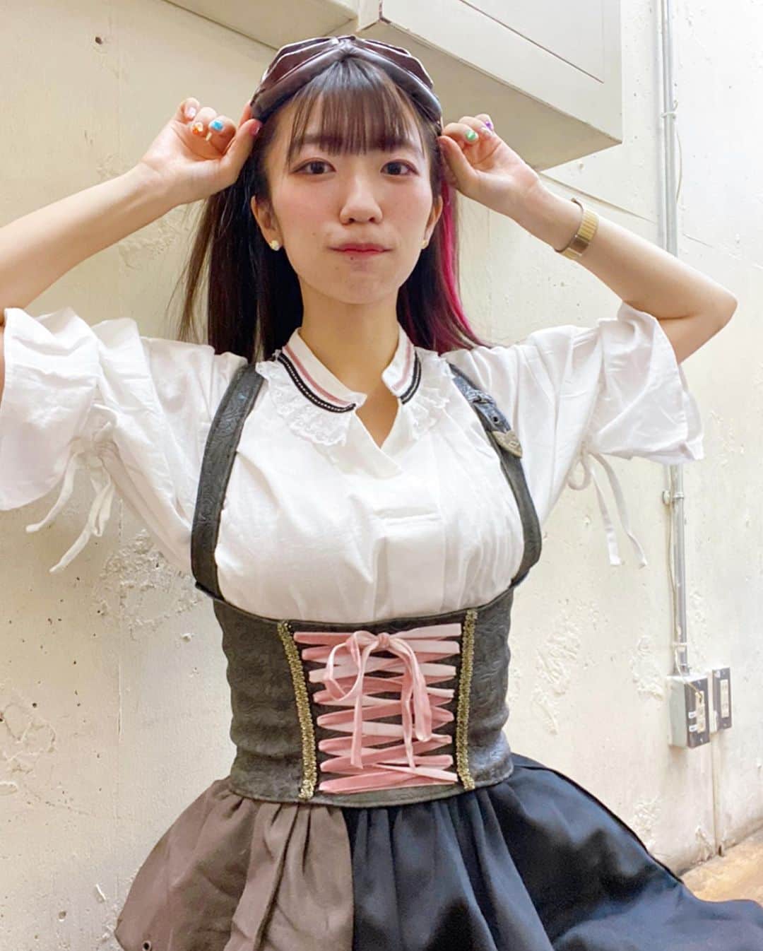 ぱいぱいでか美のインスタグラム：「APOKALIPPPSの初期衣装updated ver. ꙳ #APOKALIPPPS #アポカリ初ワンマン ꙳ ワンマンでは衣装替えがあったので(3パターン) そのシリーズ載せてくぜい✌︎ これは初期衣装！スチームパンク！ 今と方向性違いすぎるけどこれもとっても気にいってます❤︎ 絶妙な色のベロアのピンクが足されてバージョンアップしました！ ワンマンのブログも書いたので見てね〜！ . 明日的な今日(11/14)はひっさしぶりにフリマします〜 いろいろ服出すぞおおお 詳細はハイライトからご覧くださいませ。」