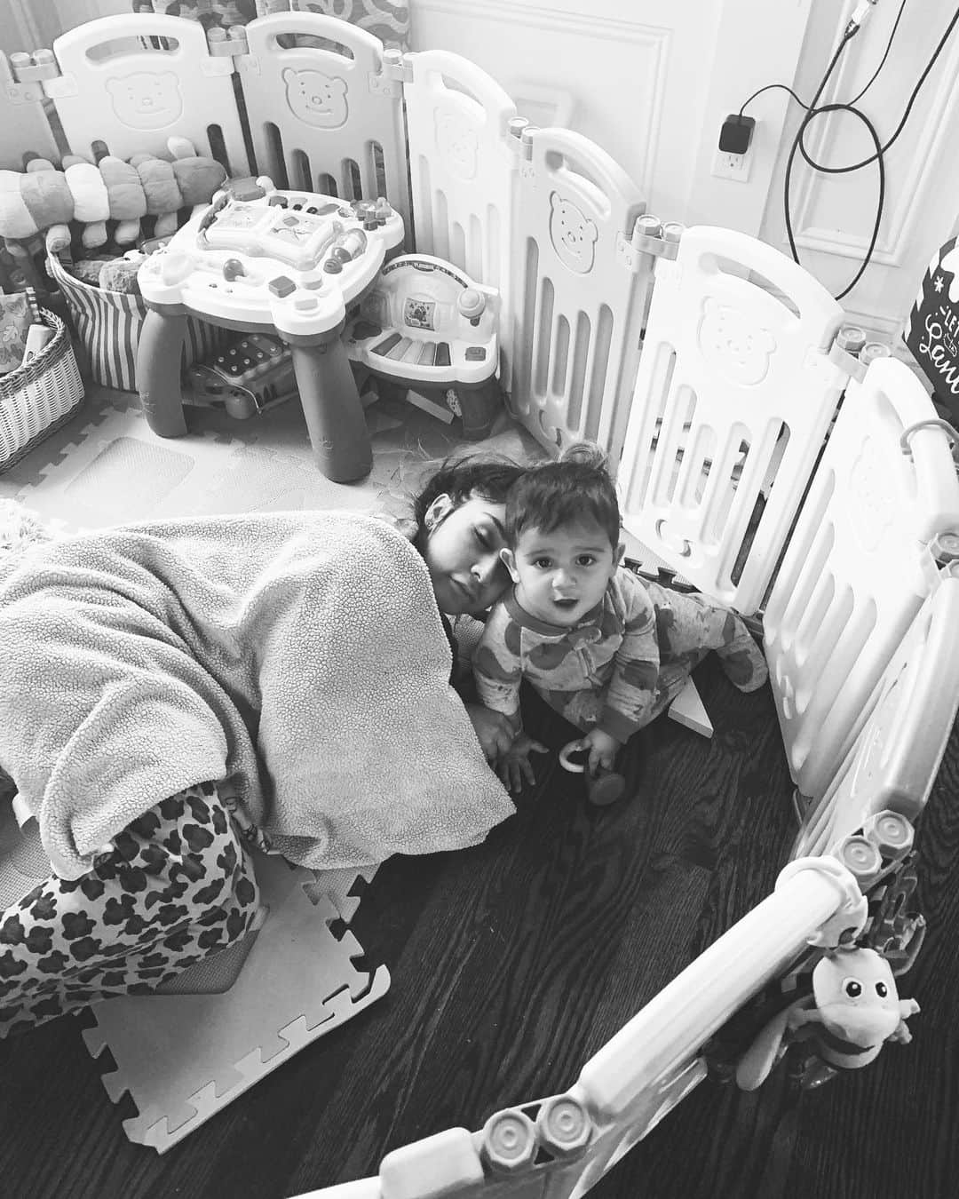 ニコール・ ポリッツィのインスタグラム：「When your hungover but still have to be a mom post. Shit. #ImAGoodPerson poor Angelo. I look dead.」