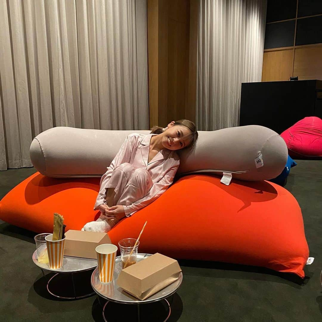 山尾梨奈さんのインスタグラム写真 - (山尾梨奈Instagram)「〻 Yogiboでくつろぎながら映画を観る 「#movienight 」@acehotelkyoto へ またお邪魔してきました〜🎬. . @yogibojapan 本当に気持ち良くて 映画を観ながら自分の部屋に置くならどれかなぁ とか考えてしまいました（笑）欲しい〜！ フードめちゃくちゃ美味しいんだよ🥺. . 今回はYogiboを全力で味わう為に ユニクロでパジャマ買いました！熱意！ MOVIE NIGHTはパジャマがドレスコードなのです。 ピンク久しぶりに着てみたけどどう？ . . . #kyoto #acehotelkyoto #acehotel #movienight #yogibo #yogiboのある生活 #ユニクロ #UNIQLO #パジャマ #パジャマコーデ」11月14日 0時05分 - yamarina_1210