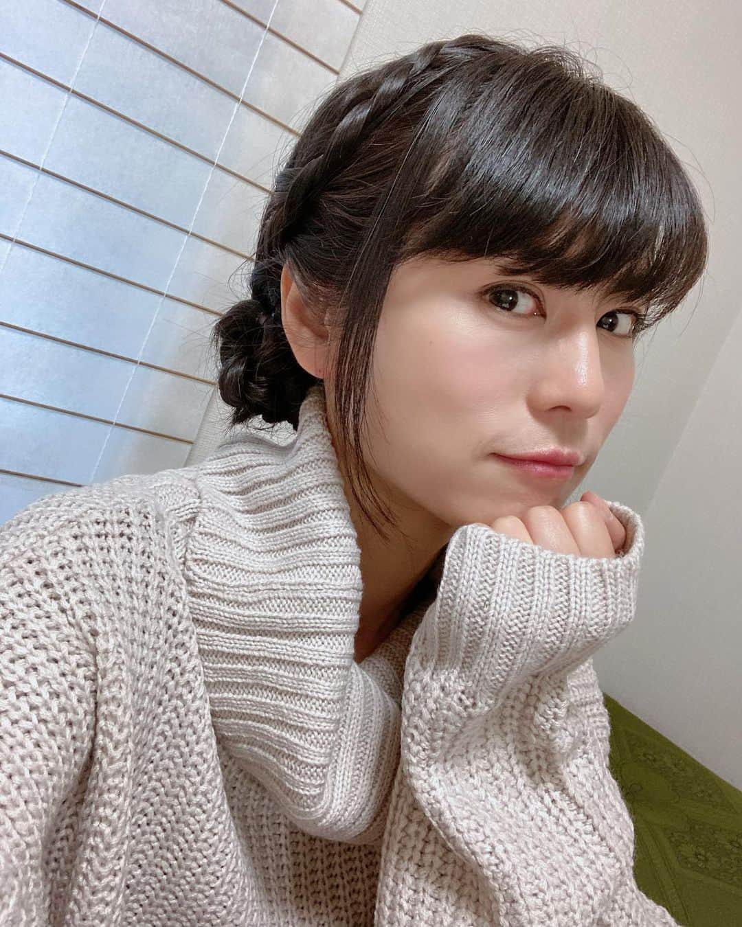 芳野友美さんのインスタグラム写真 - (芳野友美Instagram)「今日は午前と午後で2現場こなしてきました☆ お仕事ありがたい✨ 午後の方の髪型！可愛いーーー❤︎ #フェミニン系 珍しいです！ 本日の「#赤ひげ3 」見てくださった皆さまありがとう☺︎ 日曜日にも再放送やるので見逃した方は是非！！ 【再放送】11月15日（日）18：45～19：28 NHK BSプレミアム「赤ひげ3」第4話出演！！ 再放送終わったら撮影時の写真載せるねー♪」11月14日 0時09分 - yumi_yoshino_1980