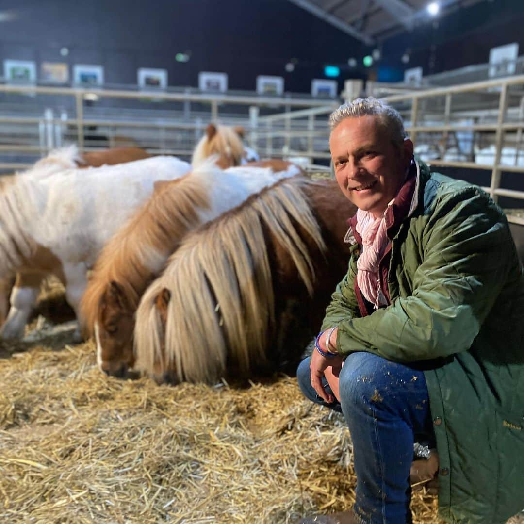 ヘレン・スケルトンさんのインスタグラム写真 - (ヘレン・スケルトンInstagram)「Final Friday on the farm..... thanks for watching this series! Swipe for some of the stars of the show on two legs and four. Everyone is doing things differently at the minute and my colleagues are no exception... so much respect for my friends who are working crazy hard to make telly to put a smile on your face. Most of us got into telly because we like stories and connecting with people and that’s what @onthefarmc5 is all about. Thanks for having me team and thanks for making the final episode features one of my fave British wine makers @alburyvineyard. Drinks were drunk😉! @onthefarmc5 @channel5_tv @daisybeckstudios @cannonhallfarm boots @fairfaxandfavor #gift coat jumper @frenchconnection @webury #gift」11月14日 0時09分 - helenskelton