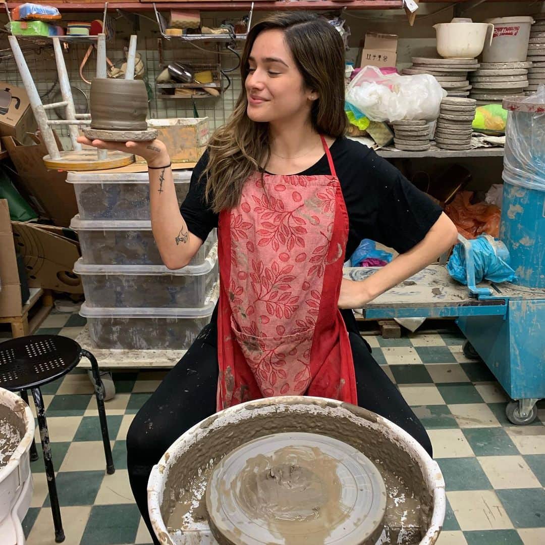 チャチー・ゴンザレスのインスタグラム：「I’ve always wanted to do pottery...I DIDN’T KNOW IT WAS GONNA BE SO HARD! Swipe to see how my unassisted flower pot turned out 😂 A for effort and lots of personality...😂」