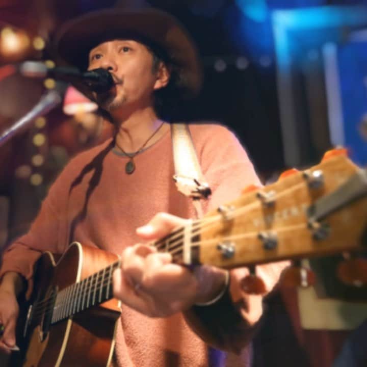 Caravanのインスタグラム：「そして初めての試みですが  ストリーミングApple Music , Spotify , deezerでお楽しみの方へ。  本日よりPre-add , Pre-saveという サービスをスタートしました。  どういうモノかと言うと、 ストリーミング版の予約システムだと思って下さい。  事前にこの機能にエントリーすると、 配信日に使用している端末のライブラリやリストに 自動的にアルバムが入るそうです。  例えるならレコード屋さんで予約していた作品を、 発売日に店主が家まで届けてくれる感じでしょうか(笑)  違うか ・・・  こちらは配信前までのサービスなので是非、 一度使ってみて下さい！ 　　 正直、俺は色々なサービスがありすぎて、 便利すぎて不便というか、  時流に付いてゆくのを、 とっくに諦めた感がございます（笑）  ただ、それいいね！って方は 利用して頂けたらと思います。  https://lnk.to/caravan_bittersweetdays  #Bittersweetdays #slowflowmusic」