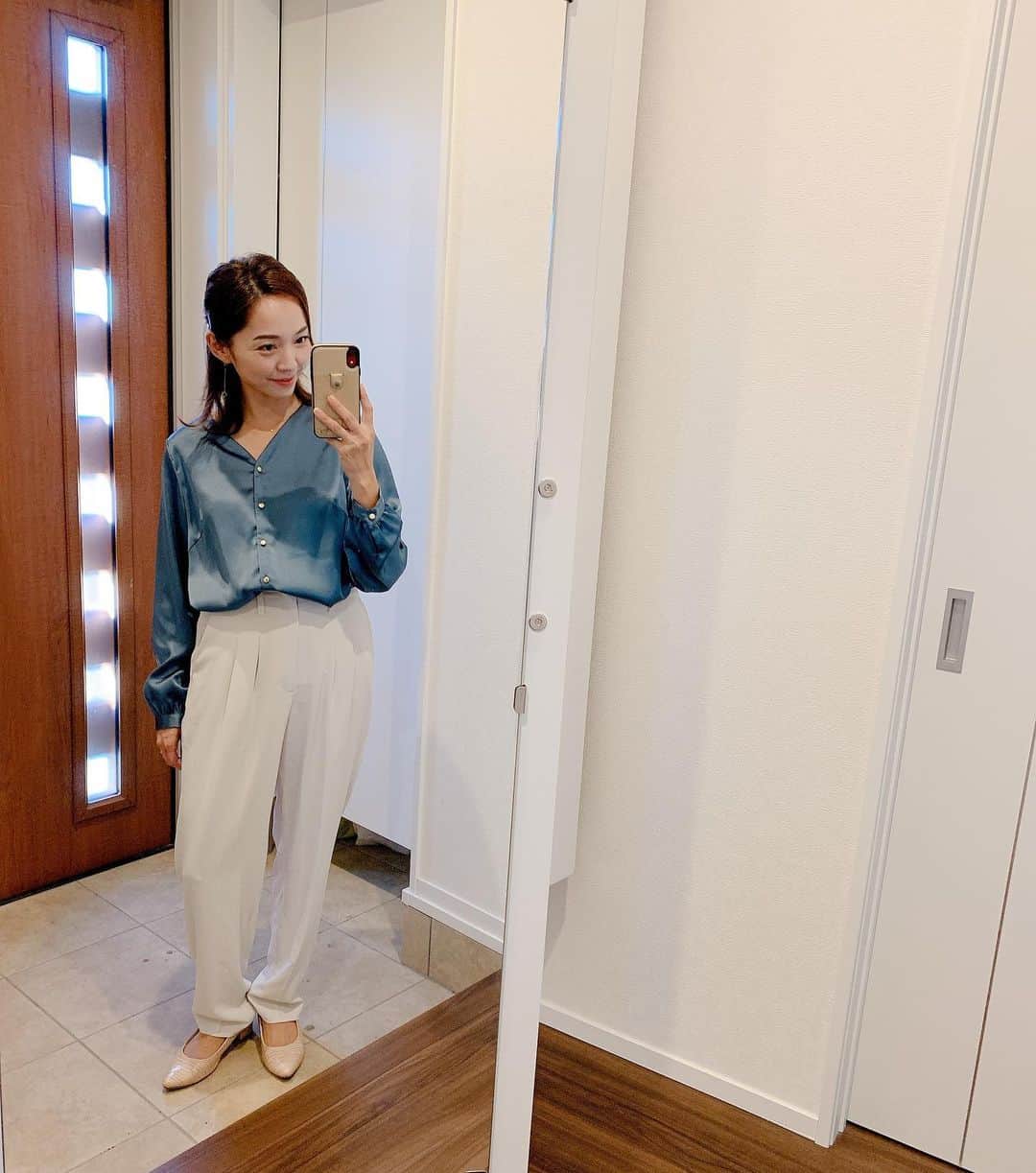 のインスタグラム：「【#衣装の記録 】  女子アナ47×エアークローゼット 〜女子アナコーデ応援企画〜✨  女子アナ47のファッションを 普段着も含めて エアークローゼット社に サポートして頂いています。  今回は ブルーのパール感のあるトップス。 艶のある素材で上品で素敵でした！ 今回の3着は、いつもとは違うテイスト😚またpostします✨ . エアークローゼットは、 月額制ファッションレンタル。 好みのスタイルや色、 お洋服のお悩み、ご利用シーンにあわせて、 プロのスタイリストが洋服を選んで、 自宅に届けてくれるサービスです！ . . . #女子アナコーデ応援企画  #aircloset  #エアークローゼット  #エアクロ  #エアクロライフ  #パーソナルスタイリング  #ファッションレンタル  #洋服レンタル  #女子アナ  #女子アナコーデ  #フリーアナウンサー  #女子アナ47  #ママコーディネート  #ママファッション  #ブラウスコーデ  #パールブルー  #フリーアナウンサー  #アナウンサー  #アナウンサーコーデ  @jana47com  @aircloset_official」