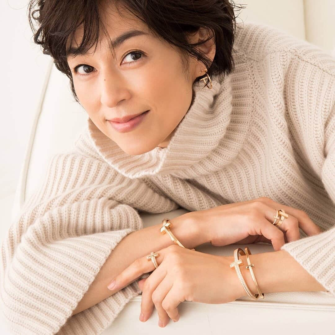 鈴木保奈美さんのインスタグラム写真 - (鈴木保奈美Instagram)「New work for @tiffanyandco x @precious.jp  ローズ、イエロー、ホワイトゴールド、どうミックスしても可愛いのだった。 重ねるほど軽やかに 厚みが増すほどやんちゃに そんなふうに歳もとっていきたいな #tiffanyt1  #犬走比佐乃 #ジュエリーコーディネート  #PR」11月14日 0時17分 - honamisuzukiofficial