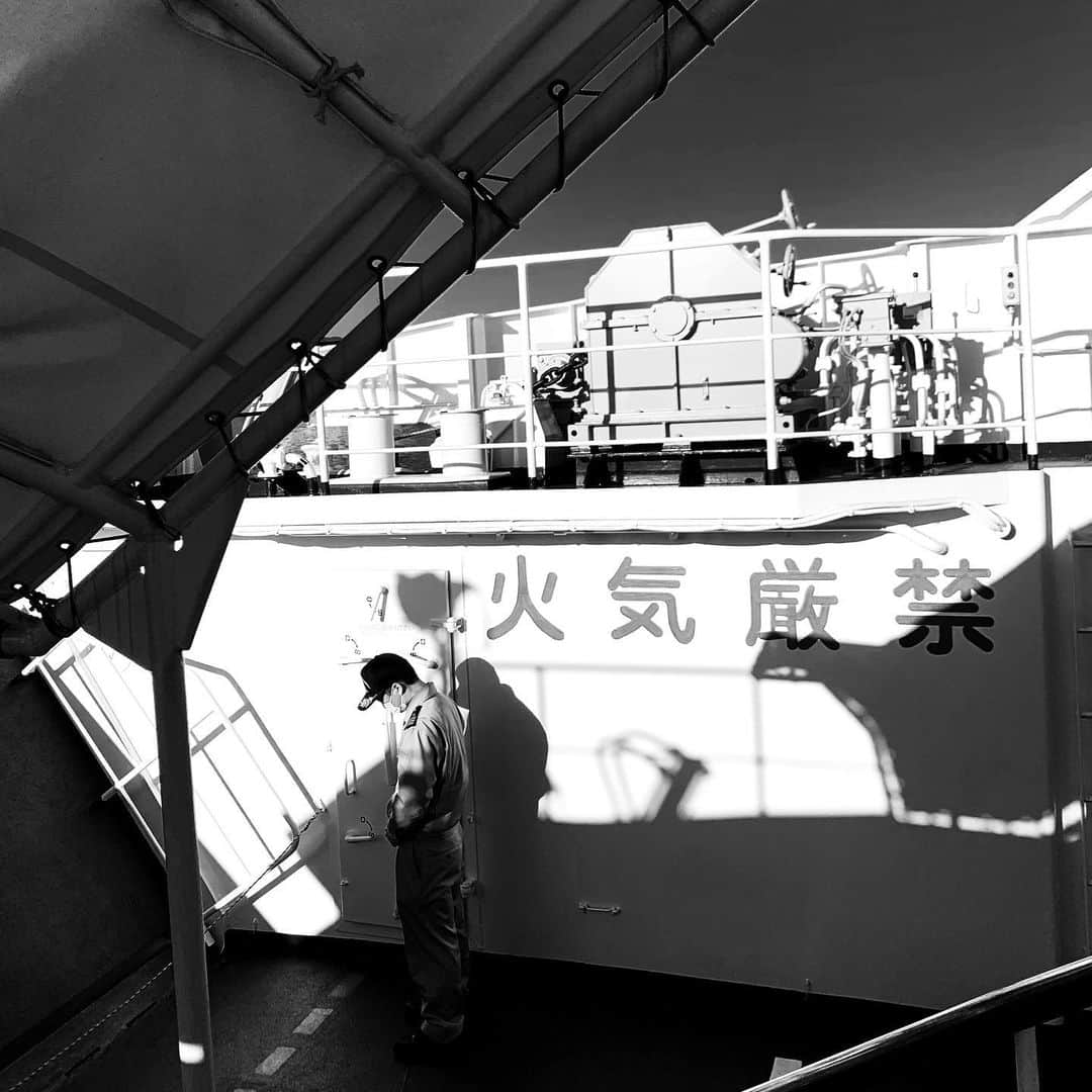 naotakeのインスタグラム：「フェリー - A car ferry / iPhone XR & Snapseed, 20201114 . . MotoGPヨーロッパGPのビデオを（今ごろ）観る。スズキのライダー2人のライディングフォームの違いが面白い。 . . #spicollective #royalsnappingartists #infamous_family #rsa_main #infinity_photo_cult #2_fineart #jp_gallery_member #jp_gallery_bnw #trb_bnw #wp_bnw  #bnw_life #bnwlife_member #bnw_life_shots #bnw_captures #world_bnw #top_bnw #team_jp_ #team_jp_モノクロ #ig_energy_bw #ig_nihon #streetphotographybnw #igersjp #blackandwhite #bnw #bnwphoto #monochrome #bw #bnwphotography #ShotOniPhone #shotoniphoneXR」