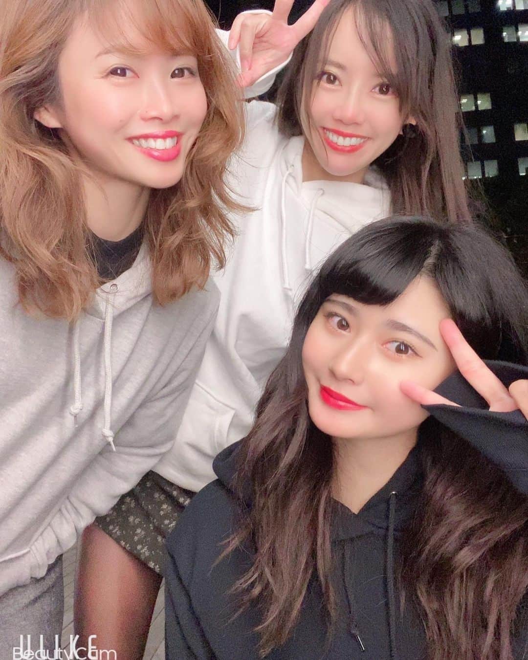 hina2221のインスタグラム：「お揃いのトレーナー☘✨ バックプリントに3人の顔が😗 毎日毎日ミーティング☺️ お洋服作りをいま頑張ってます😋 . .  #ゴルフ女子 #taylormade #ドライバー#スライス#ゴルフ男子#ゴルフ好きな人と繋がりたい#ゴルフレッスン#ゴルフスイング動画 #練習記録#ゴルフレッスン#ゴルフ練習#ゴルフ#ゴルフ女子#筋トレ女子#ゴルフウェア#ゴルフスイング#スイング動画#ゴルフ好き#インスタゴルフ#スポーツ女子#스포츠#골프#골프웨어#高尔夫#putter#golfgirl#ゴルフジョシ」