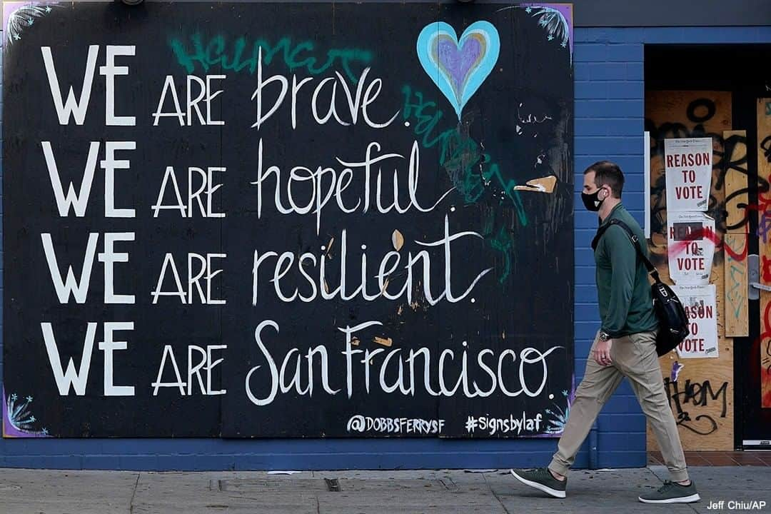 ABC Newsさんのインスタグラム写真 - (ABC NewsInstagram)「A man walks past a sign of written affirmations in San Francisco, California, amid the COVID-19 pandemic. #covid19 #coronavirus #pandemic #sf #us」11月14日 0時23分 - abcnews