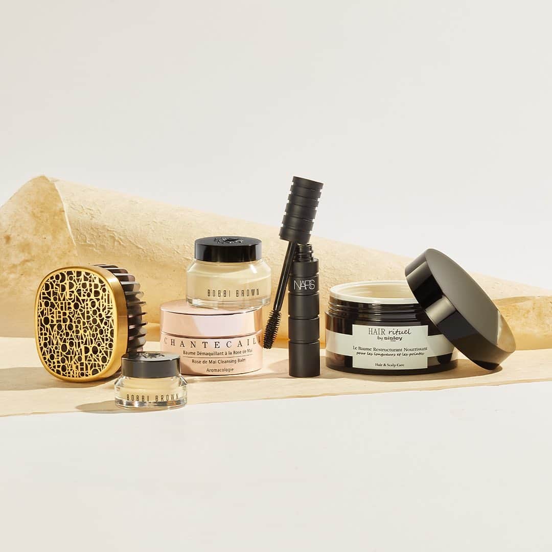 Saks Fifth Avenueのインスタグラム：「From your hair to your face, make the most of me-time with our #SaksBeauty edit of products that will enhance your winter regime.」