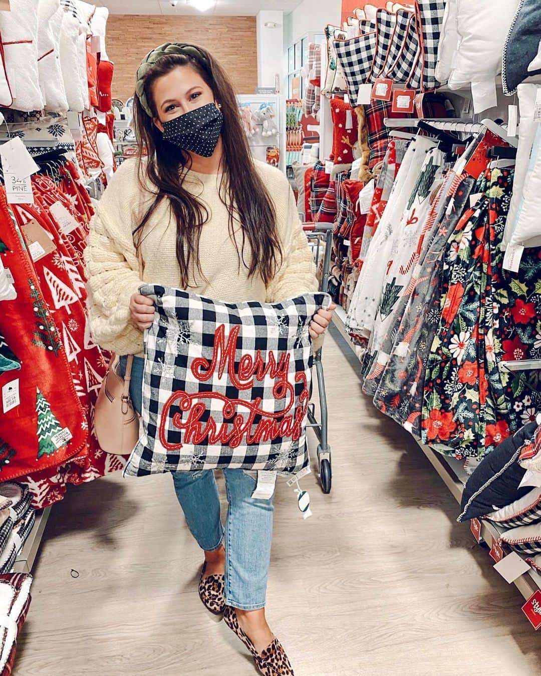 HomeGoodsさんのインスタグラム写真 - (HomeGoodsInstagram)「Deck your rooms with throws and pillows ❄ #GoFinding (📸: @chicmamachronicles)」11月14日 0時30分 - homegoods