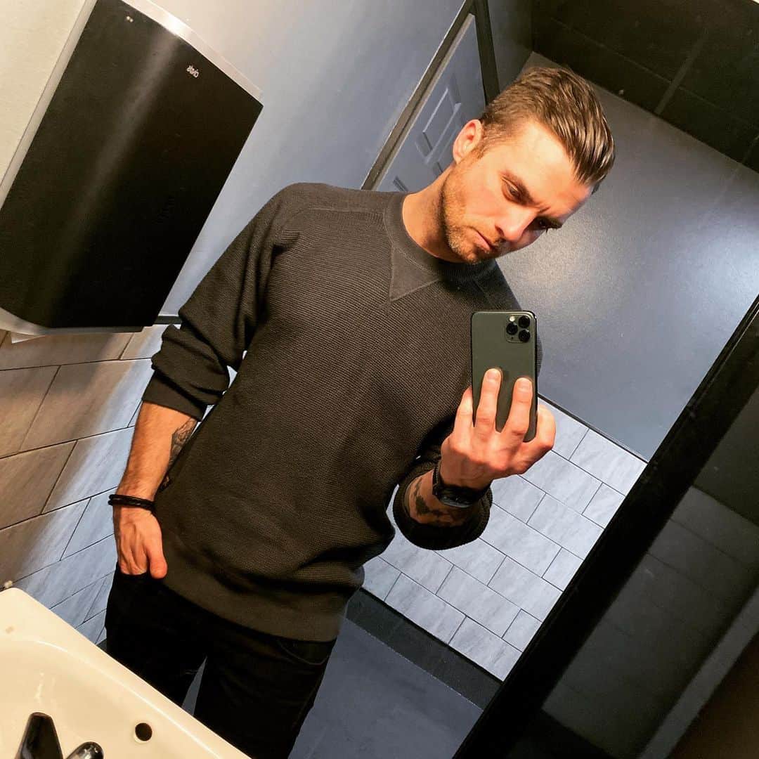 のインスタグラム：「we’re at the critical junction on my feed where i must decide to go full-narcissist and post a mirror selfie or post a band photo to prove that i’m not that bad. turns out... hope everyone is hanging in there. love you all, see you tonight after zack’s set :)」