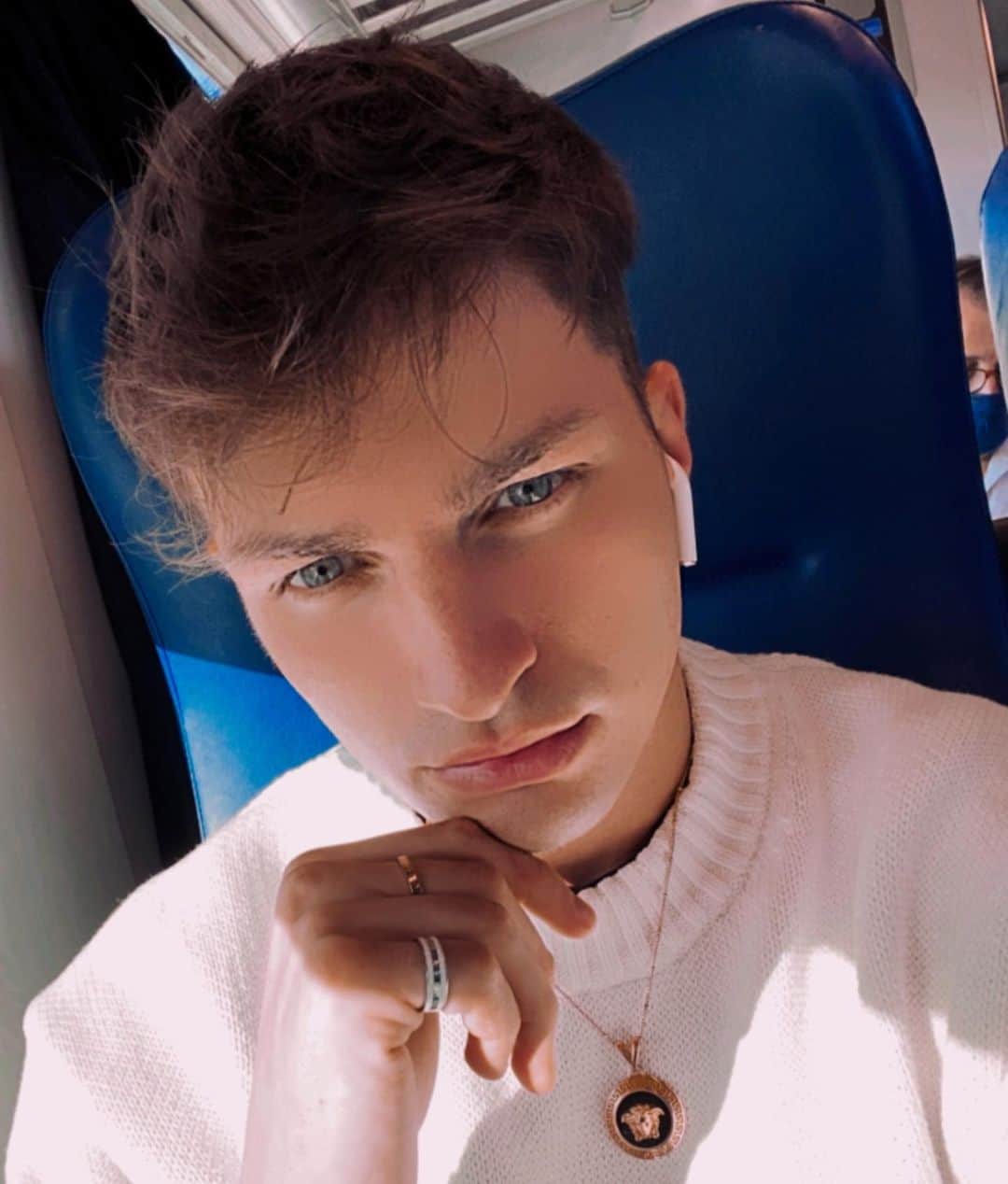 ピエトロ・ペッレグリのインスタグラム：「Look at me now... 😇😈 € & $ #life #boy #mood #outfit #love #lifestyle #travel #job #versace #goodvibes #amazing #danielwellington #cute #so #italia #alassio #sea #see #sun #fun #funny #laugh 💦👅」