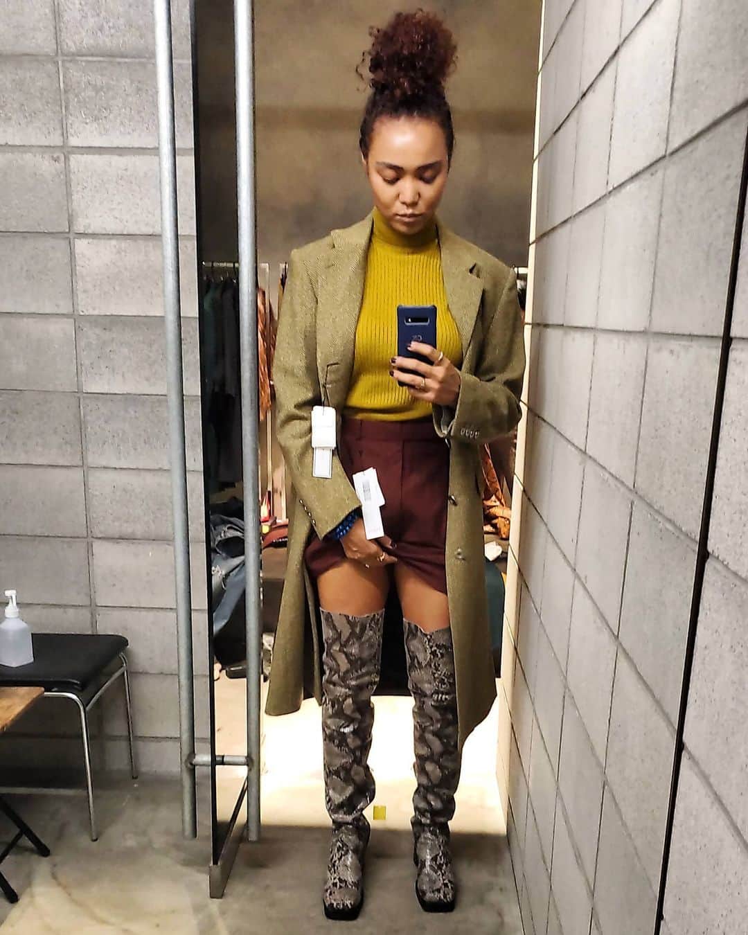 Crystal Kayのインスタグラム：「Me sending mom and friends tons of photos to help me decide ye or nay... How many of you relate to the struggle?? 😜  迷うとママや友達に写真送りまくって一緒に決めてもらうw。店員さんみんな&お客さんに投票してもらう。。。みんなはどう決める？？」