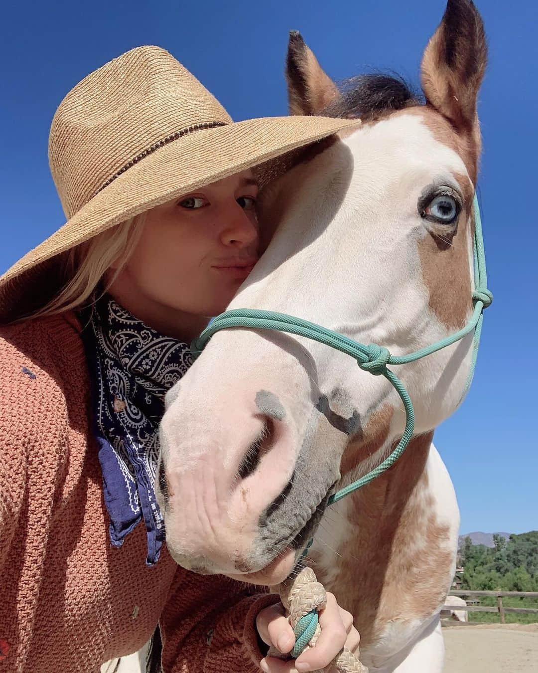 ベス・ベアーズのインスタグラム：「I literally FEEL in my body when I NEED go be with the horses. It's like an anxious ache that doesn't go away into I'm snuggled into their mane breathing in so deeply. Then I'm immediately rooted, grounded and calm.  This week has been so insanely busy- and I'm missing this sweet girl right here. My therapist, my bff. Can't wait to snuggle her this weekend.」