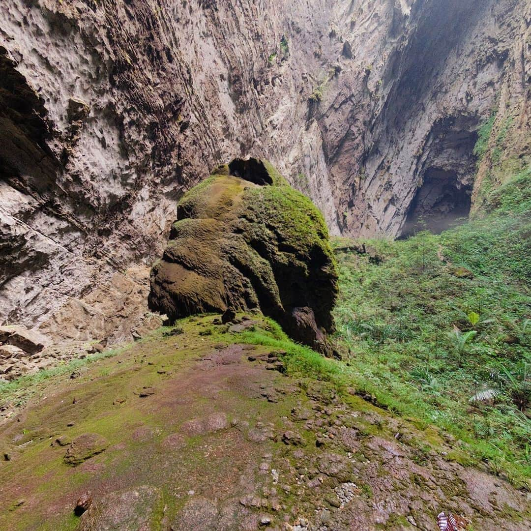 National Geographic Travelさんのインスタグラム写真 - (National Geographic TravelInstagram)「Photos by @MartinEdstrom / Swipe to look around inside the largest cave in the world, Son Doong in Vietnam. Standing on top of this spiral stalagmite, you're surrounded by green plants even though you are several hundred feet below the ground. This is because of a collapsed opening in the ceiling of the cave, a sinkhole, that lets sunlight come in and make it possible for plants to grow. Swipe to the last image to see the hole in the ceiling.  This 360-degree image is part of a larger interactive story about Son Doong you can find on natgeo.com, where you can explore the cave as if you were there. Follow @MartinEdstrom for more interactive stories from all over the planet. #vietnam #sondoong360 #360 #virtualreality #interactive」11月14日 0時38分 - natgeotravel