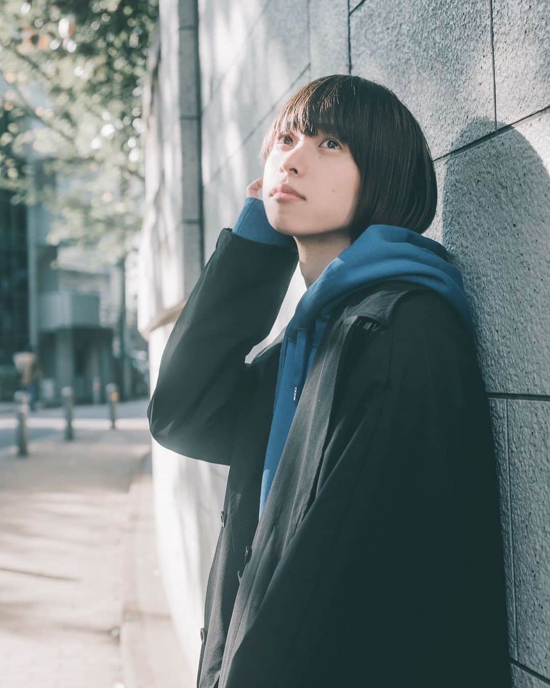 キクチユウジのインスタグラム：「photo:飛鳥井里奈 . . . . #キクチユウジ #uniqlo #uniqlou #プラスj #plusj #ポートレート #portrait #nikesacai #メンズファッション #メンズヘア #メンズカット #スニーカー #パーカーコーデ #パーカー #サロンモデル #ヘアカラートレンド #マッシュショート #マッシュウルフ #マッシュボブ #ボブ #ボブアレンジ #センターパート #アッシュカラー #透明感カラー」