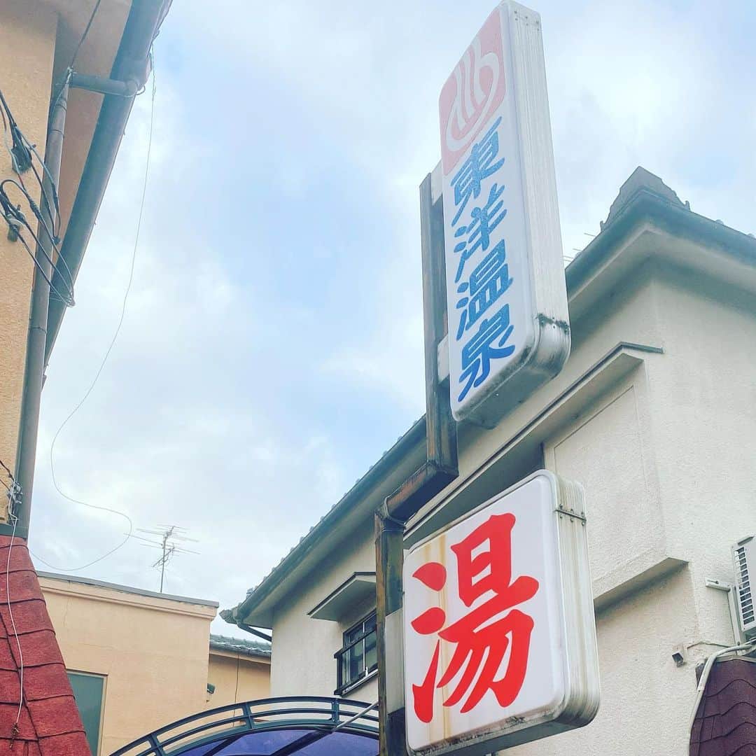 ケチャップ河合のインスタグラム：「これは良い銭湯ですね。 斜め向かいにスーパー銭湯があるという過酷な環境でも営業しているのが良さを物語っている。  #銭湯 #銭湯スタンプラリー  #煙突のある風景」