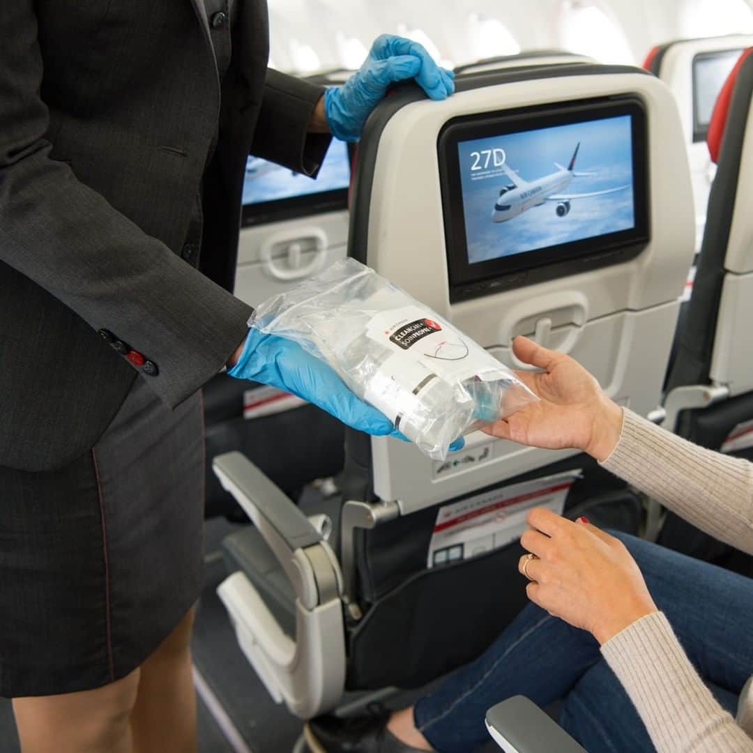 のインスタグラム：「From the time you arrive at the airport, to reaching your destination, our Air Canada CleanCare+ program, with Customer Care Kits, and meticulous crew, continue working hard to bring peace of mind to your entire travel experience. . . De votre arrivée à l’aéroport jusqu’à destination, notre programme Air Canada SoinPropre+, avec nos trousses de soins personnels, et nos équipes méticuleuses vous permettent d’avoir l’esprit tranquille tout au long de votre voyage.」