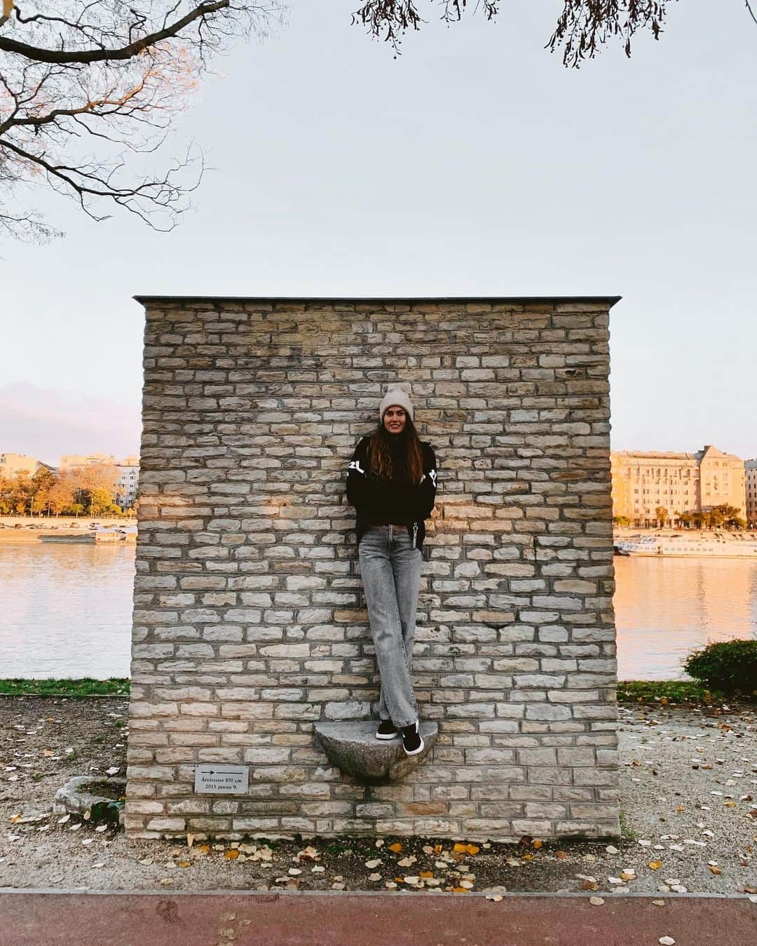 ズザンナ・ヤカボスのインスタグラム：「bubble walks 🍂」