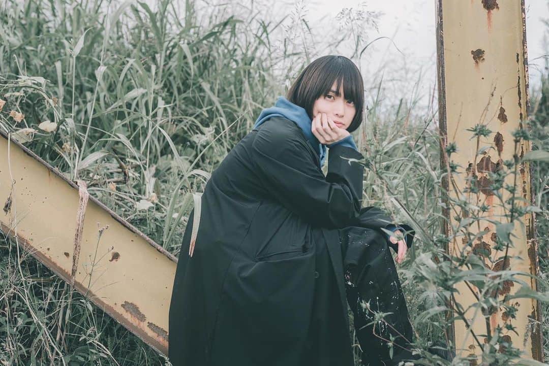 キクチユウジのインスタグラム：「photo:飛鳥井里奈 . . . . #キクチユウジ #uniqlo #uniqlou #プラスj #plusj #ポートレート #portrait #nikesacai #メンズファッション #メンズヘア #メンズカット #スニーカー #パーカーコーデ #パーカー #サロンモデル #ヘアカラートレンド #マッシュショート #マッシュウルフ #マッシュボブ #ボブ #ボブアレンジ #センターパート #アッシュカラー #透明感カラー」